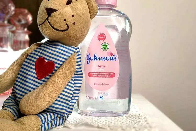 Foto di un orsacchiotto con l'olio johnson per abbronzarsi