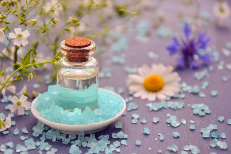 Foto di boccetta di vetro con sali parlando di clean beauty e cosmetica essenziale